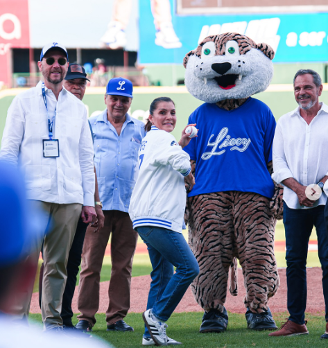 Embajadora de EE. UU. realiza lanzamiento de honor en partido de los Tigres del Licey
