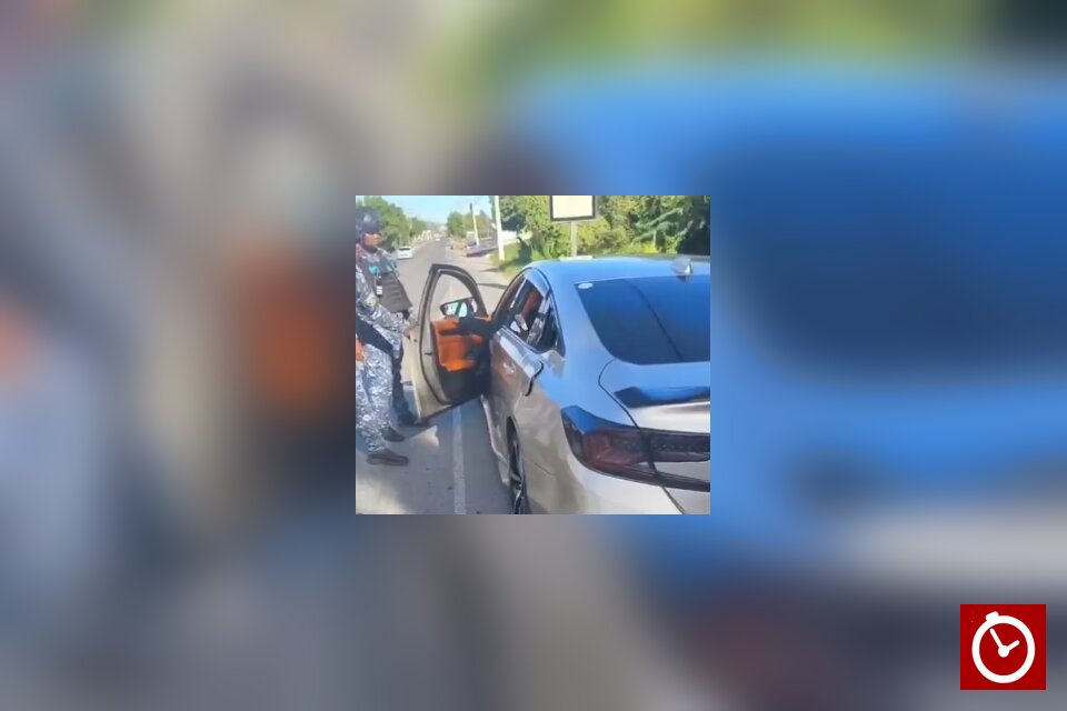 Policía ocupa armas de fuego tras detener vehículo en Baní por presuntas amenazas