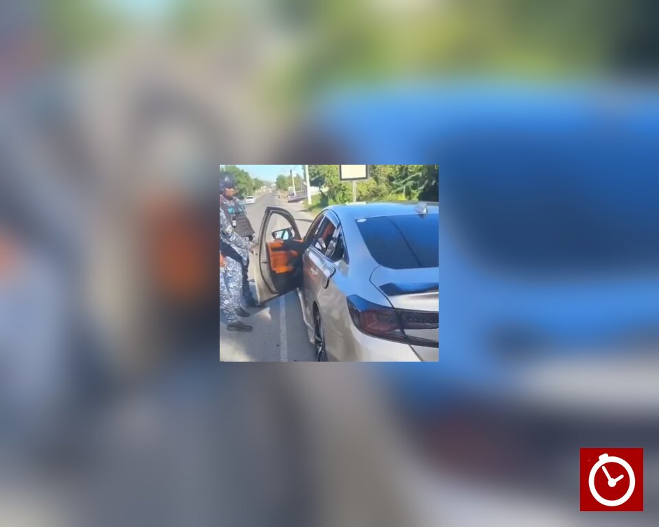 Policía ocupa armas de fuego tras detener vehículo en Baní por presuntas amenazas
