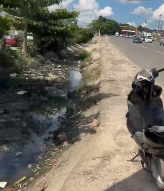 Denuncian foco de contaminación por alcantarilla obstruida en el km 18 de la autopista Duarte