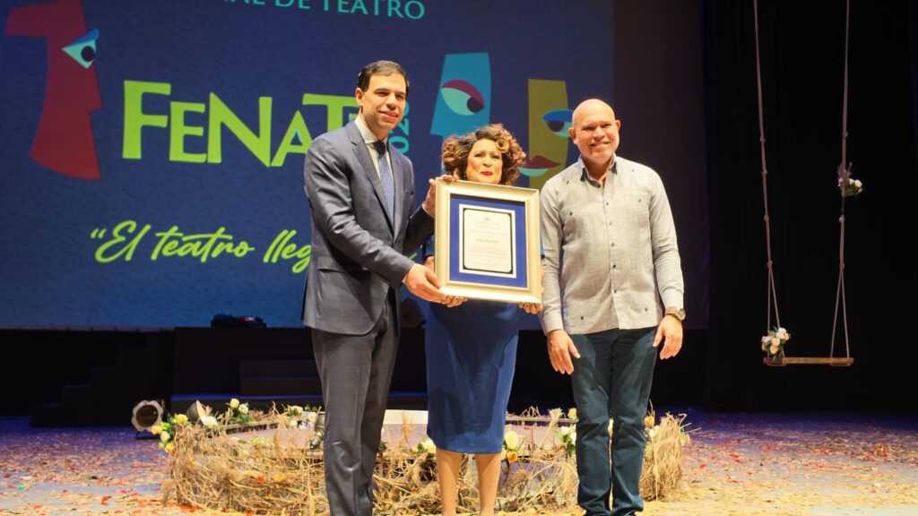 Amaury Sánchez resalta el legado de Olga Bucarelli y anuncia avances en la formación artística 4 | Noticias de hoy en República Dominicana Amaury Sánchez destaca el legado de Olga Bucarelli y anuncia avances en la formación artística durante el IX Festival Nacional de Teatro 2026.