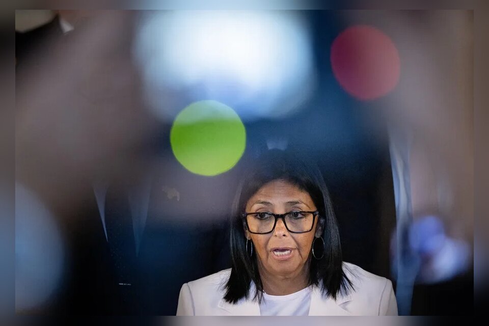 Delcy Rodríguez se reúne con negociadores del chavismo y la oposición en medio del diálogo en Venezuela