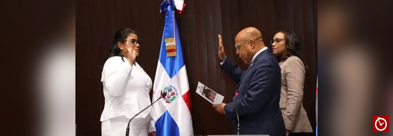 Minerva Claudel Frías es juramentada en la Cámara de Diputados