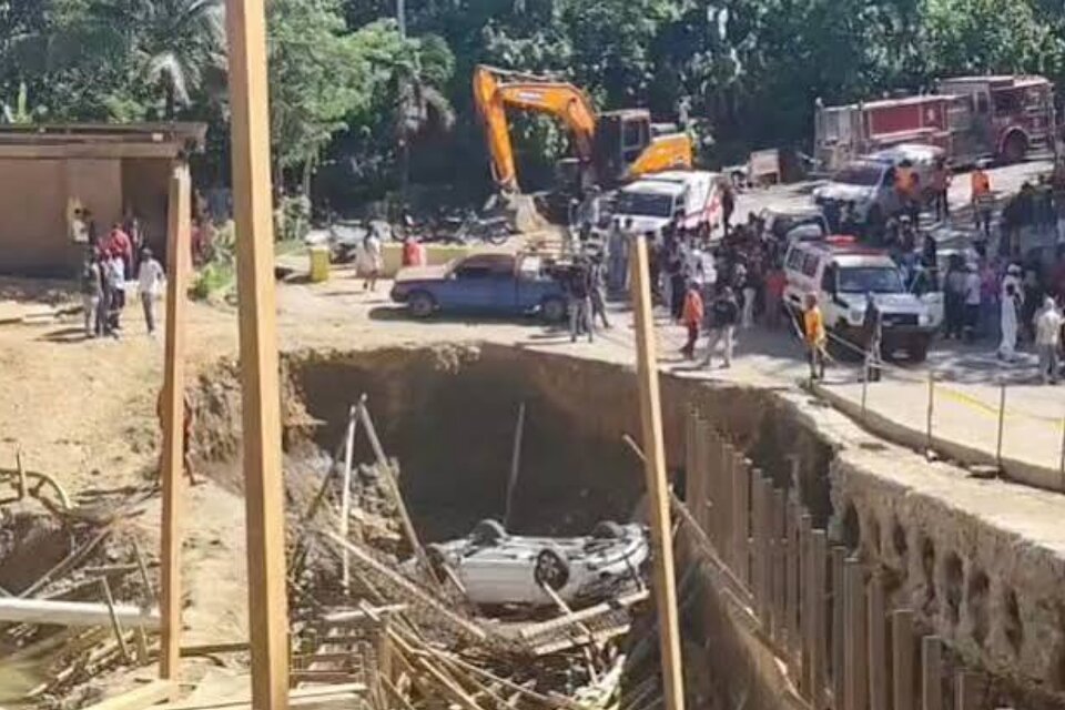 Un muerto y cuatro heridos al caer vehículo en construcción de puente en San Francisco de Macorís