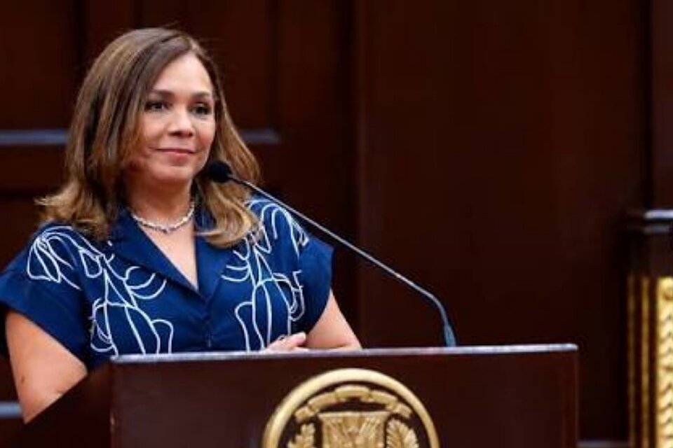 Juan Luis Guerra felicita a Janina Rosado por reconocimiento de la Cámara de Diputados