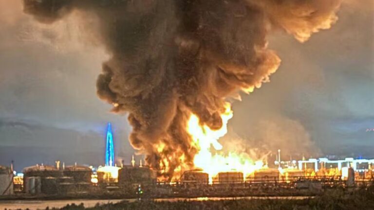 Ucrania lanza ataque masivo con drones contra San Petersburgo y golpea instalaciones petroleras