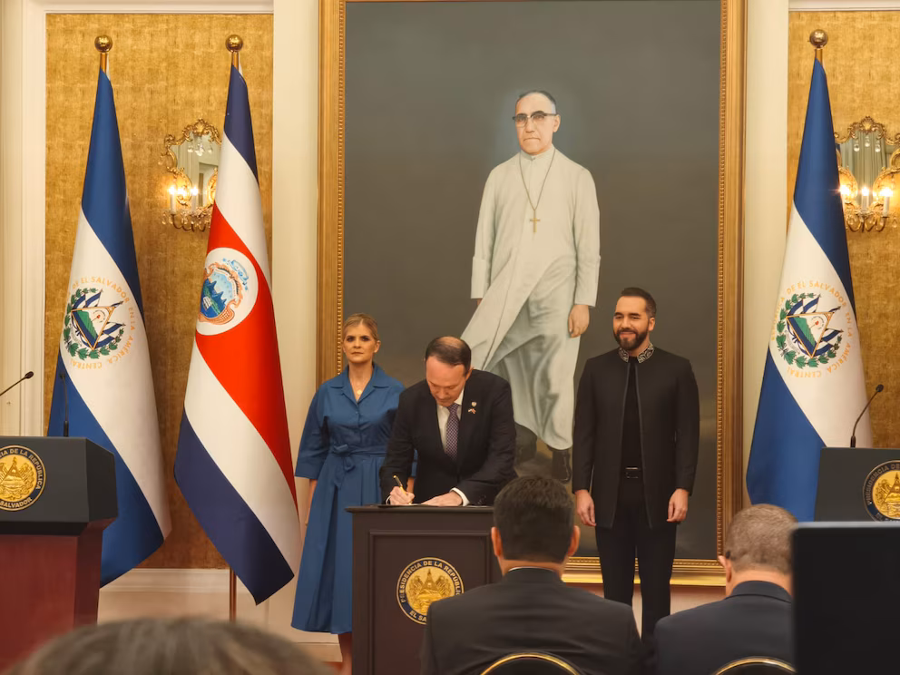 Bukele y Laura Fernández firman acuerdo para combatir el crimen transnacional en Centroamérica 1 | Noticias de hoy en República Dominicana EQNO2XRKCNBKLGTLMN5L4AFPGU | Noticias de hoy en De Último Minuto