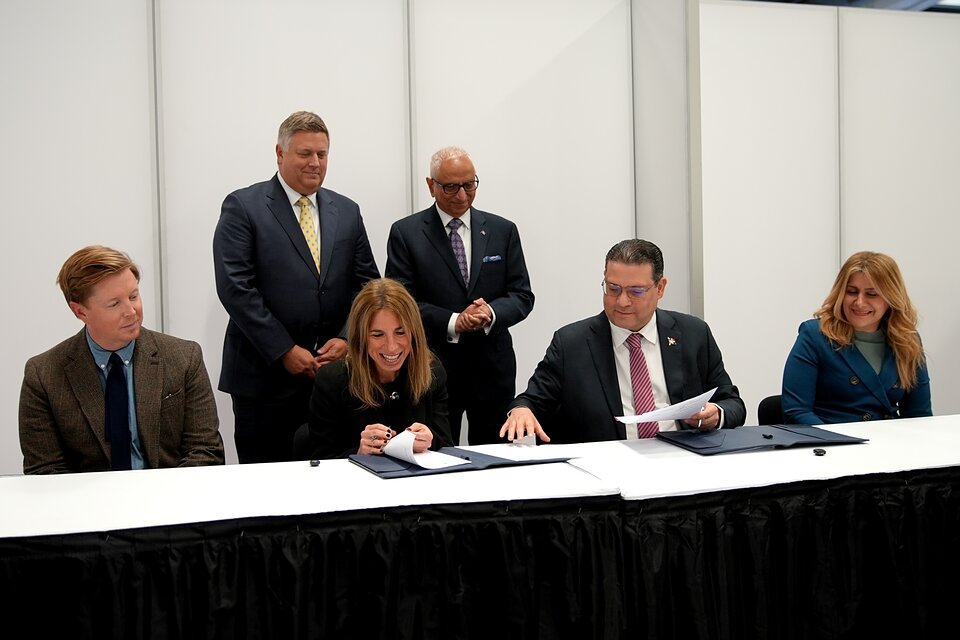 El acuerdo fue firmado por el ministro de Industria, Comercio y Mipymes, Yayo Sanz Lovatón y Shari Liss, vicepresidenta de Desarrollo Laboral Global e Iniciativas de SEMI.