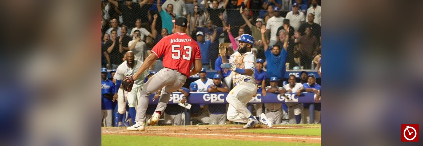 Emilio Bonifacio anota la carrera de la victoria.