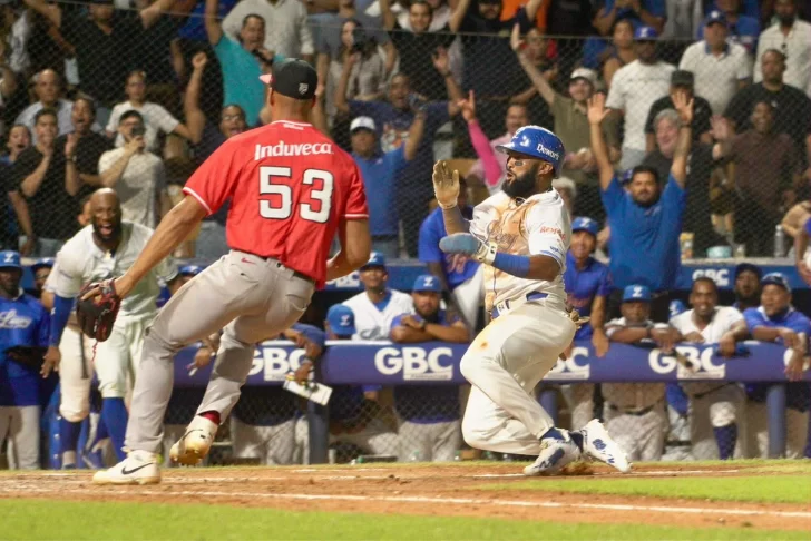 Emilio Bonifacio anota la carrera de la victoria.