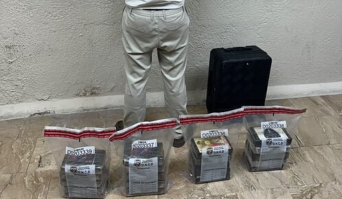 Arrestan a español con 20 paquetes de presunta cocaína en el aeropuerto de Punta Cana