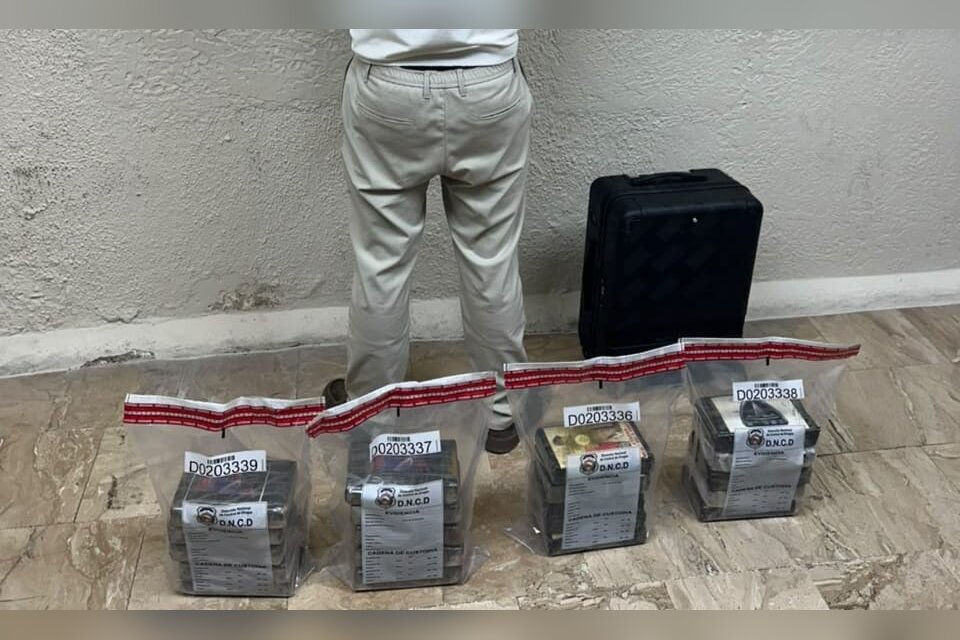 Arrestan a español con 20 paquetes de presunta cocaína en el aeropuerto de Punta Cana