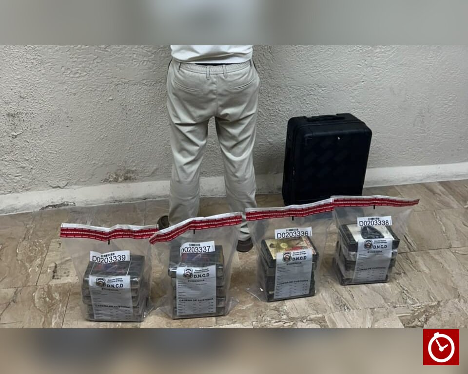 Arrestan a español con 20 paquetes de presunta cocaína en el aeropuerto de Punta Cana