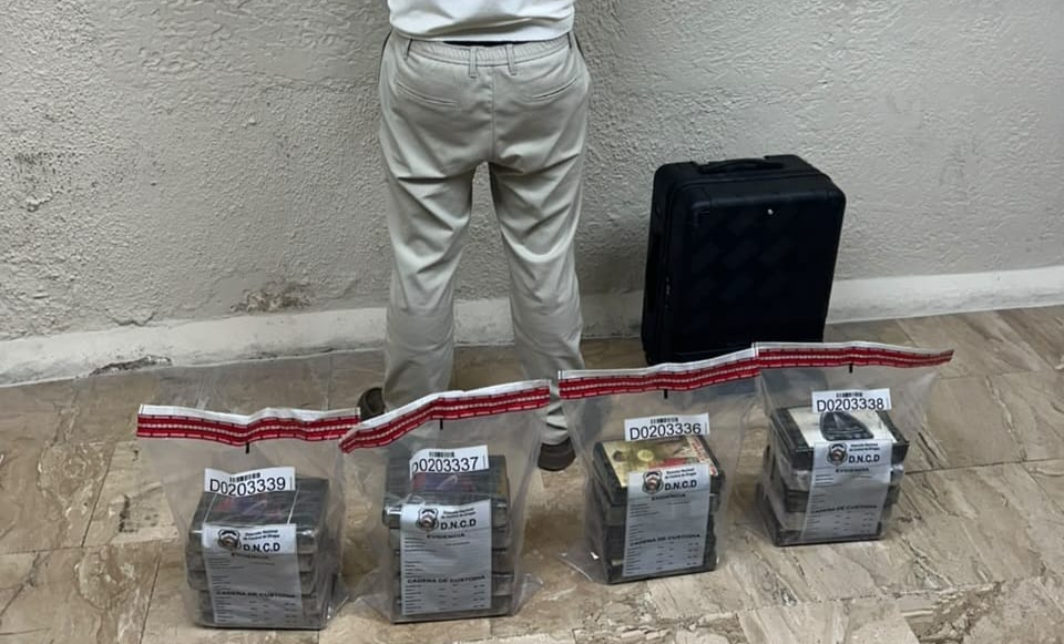 Arrestan a español con 20 paquetes de presunta cocaína en el aeropuerto de Punta Cana