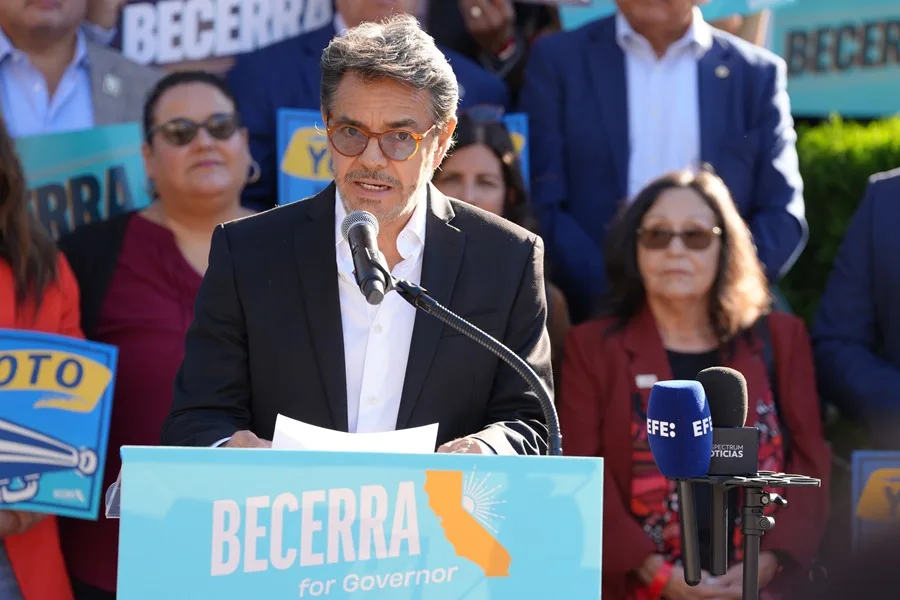 Eugenio Derbez denuncia intimidación contra latinos en EE. UU. y llama a defender el voto