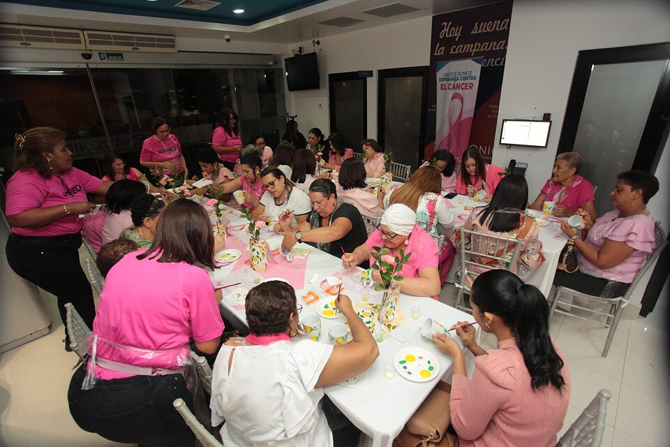 Pacientes y sobrevivientes de cáncer de mama celebran la vida a través del arte terapia