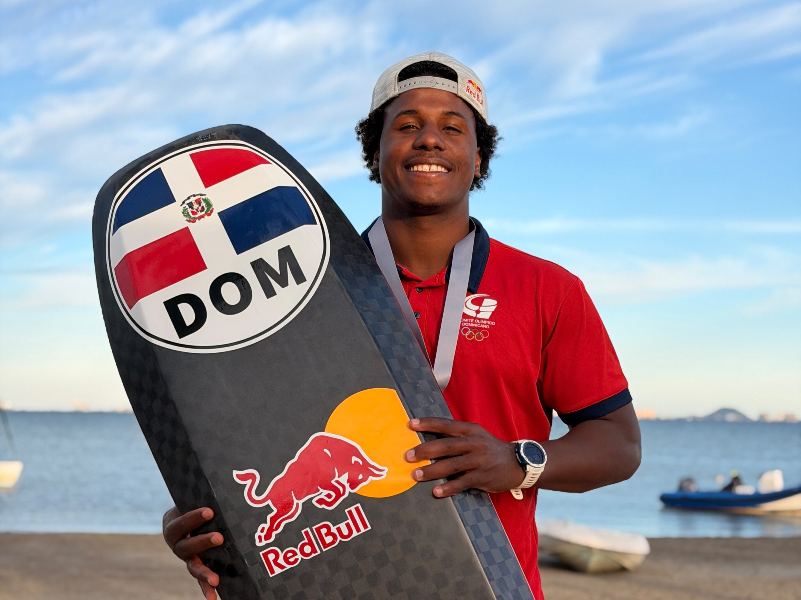 Deury Corniel conquista medalla de plata en competencia internacional de kitesurf