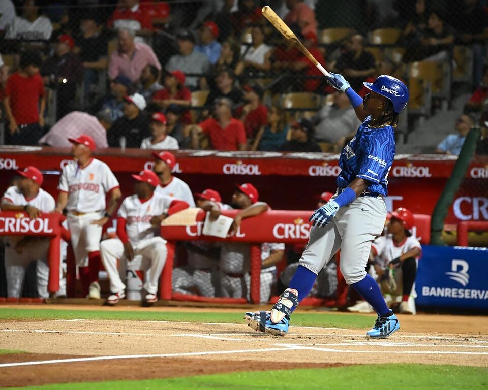 Licey aplasta al Escogido, Estrellas blanquean a los Toros y Gigantes vencen a las Águilas en la jornada inaugural 2 | Noticias de hoy en República Dominicana IMG 20261017 WA00021 dum vertical v1 | Noticias de hoy en De Último Minuto