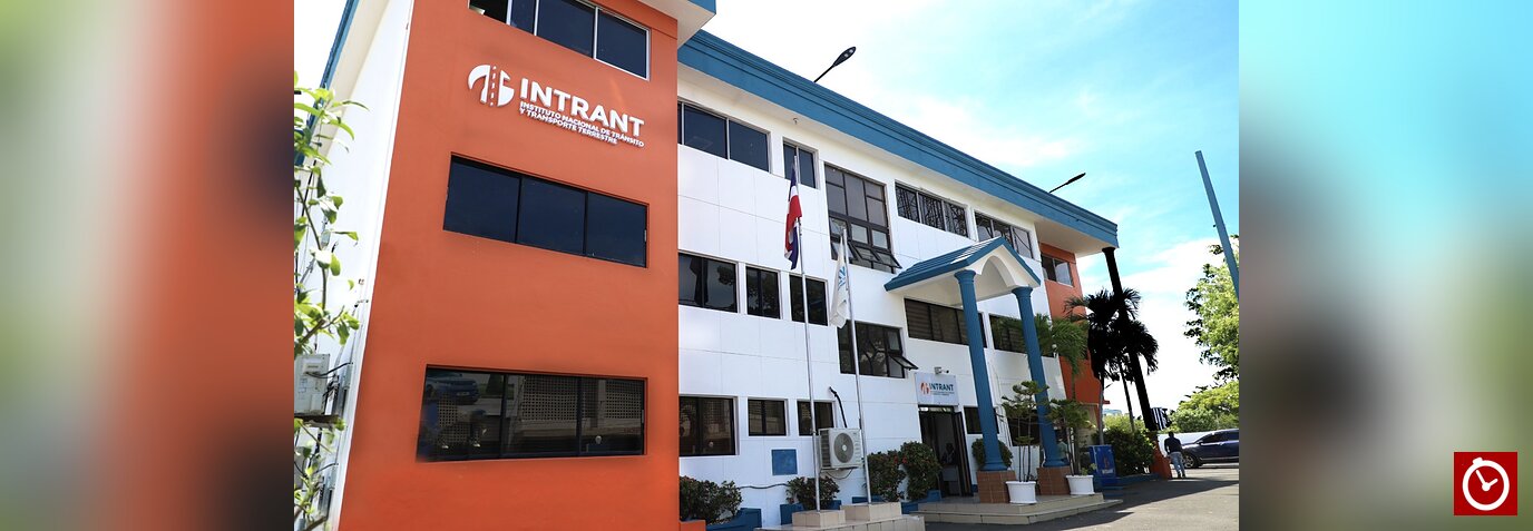 INTRANT paga RD$3 millones al CMD y pide remitir otras facturas pendientes Imagen de Jazmín Díaz Autor: Jazmín Díaz • octubre 16, 2026 • < 1 Min INTRANT acatará fallo del TC sobre licencias de conductores mayores de 75 años También puedes: El Instituto Nacional de Tránsito y Transporte Terrestre (INTRANT) informó que pagó la única factura del Colegio Médico Dominicano (CMD) que figuraba en sus registros financieros, por un monto de RD$3,020,000, correspondiente a servicios del mes de enero de 2026. La institución indicó que el desembolso se realizó el pasado 17 de septiembre, mediante el libramiento número 2026.5182.01.0001.2920-1. Según el INTRANT, el pago fue autorizado por su director ejecutivo, Juan Manuel Méndez García, quien dispuso dar curso al compromiso financiero poco más de un mes después de asumir la dirección de la entidad. La institución sostuvo que, tras completar ese desembolso, su Departamento Financiero no ha recibido nuevas facturas del CMD correspondientes a los meses posteriores. Ante esta situación, el INTRANT manifestó su disposición de revisar y conciliar cualquier balance que pudiera estar pendiente, por lo que espera coordinar una reunión con representantes del gremio médico para verificar los registros y documentos de ambas entidades. En ese sentido, solicitó al Colegio Médico Dominicano remitir formalmente las facturas que no figuren en sus archivos, acompañadas de la documentación de soporte, para comprobar los compromisos y proceder conforme corresponda. El organismo reiteró que mantiene abiertas las vías de diálogo para aclarar cualquier diferencia y afirmó que su actuación se rige por los principios de transparencia, responsabilidad administrativa y cumplimiento de las obligaciones financieras debidamente documentadas.