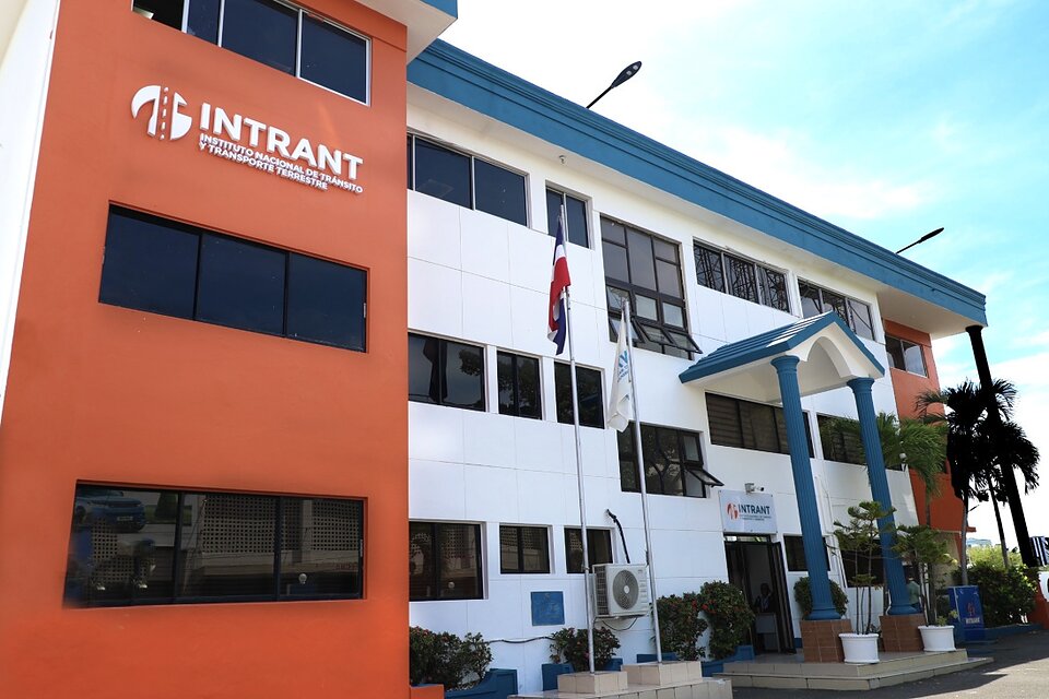 INTRANT paga RD$3 millones al CMD y pide remitir otras facturas pendientes Imagen de Jazmín Díaz Autor: Jazmín Díaz • octubre 16, 2026 • < 1 Min INTRANT acatará fallo del TC sobre licencias de conductores mayores de 75 años También puedes: El Instituto Nacional de Tránsito y Transporte Terrestre (INTRANT) informó que pagó la única factura del Colegio Médico Dominicano (CMD) que figuraba en sus registros financieros, por un monto de RD$3,020,000, correspondiente a servicios del mes de enero de 2026. La institución indicó que el desembolso se realizó el pasado 17 de septiembre, mediante el libramiento número 2026.5182.01.0001.2920-1. Según el INTRANT, el pago fue autorizado por su director ejecutivo, Juan Manuel Méndez García, quien dispuso dar curso al compromiso financiero poco más de un mes después de asumir la dirección de la entidad. La institución sostuvo que, tras completar ese desembolso, su Departamento Financiero no ha recibido nuevas facturas del CMD correspondientes a los meses posteriores. Ante esta situación, el INTRANT manifestó su disposición de revisar y conciliar cualquier balance que pudiera estar pendiente, por lo que espera coordinar una reunión con representantes del gremio médico para verificar los registros y documentos de ambas entidades. En ese sentido, solicitó al Colegio Médico Dominicano remitir formalmente las facturas que no figuren en sus archivos, acompañadas de la documentación de soporte, para comprobar los compromisos y proceder conforme corresponda. El organismo reiteró que mantiene abiertas las vías de diálogo para aclarar cualquier diferencia y afirmó que su actuación se rige por los principios de transparencia, responsabilidad administrativa y cumplimiento de las obligaciones financieras debidamente documentadas.