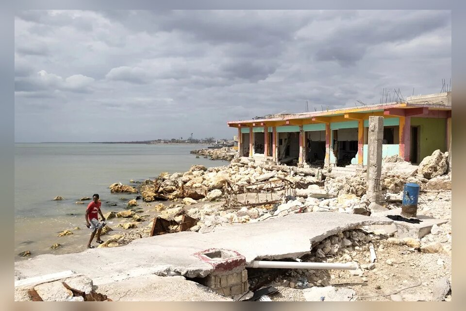 Heridas por cicatrizar un año después del paso del destructor huracán Melissa en Jamaica