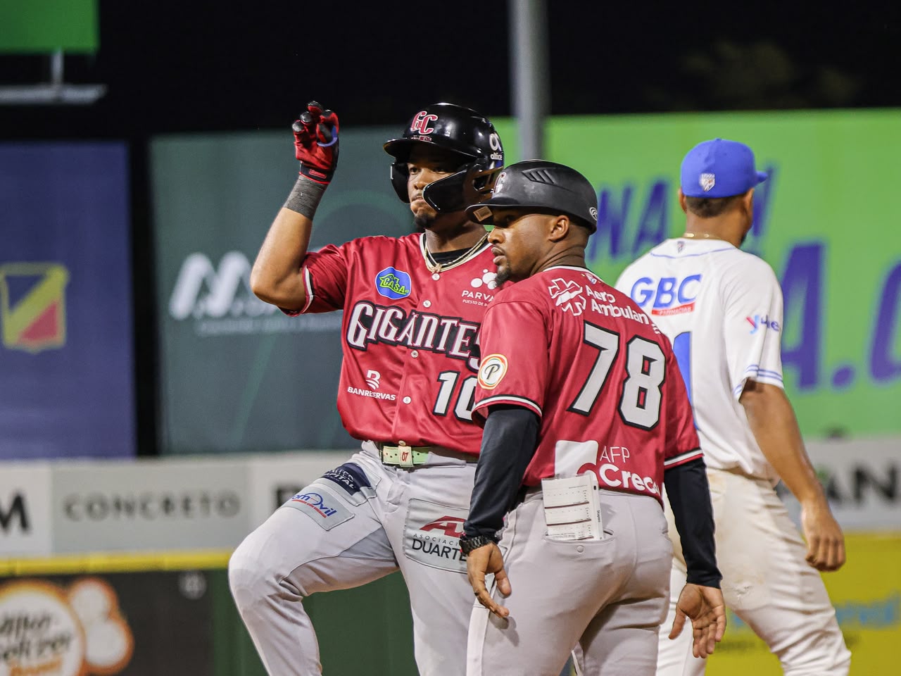 Jefferson Rojas dispara dos jonrones y lidera paliza de los Gigantes sobre el Licey