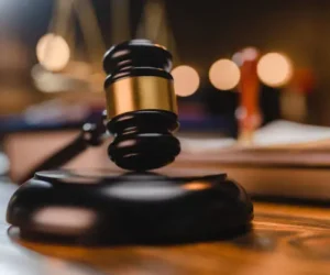 Dictan tres meses de prisión preventiva a imputado por robo en casa de Kenny Grullón