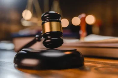 Dictan tres meses de prisión preventiva a imputado por robo en casa de Kenny Grullón