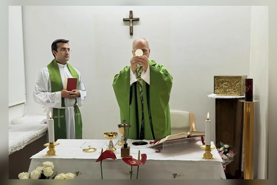 León XIV recibe el alta hospitalaria y regresará al Vaticano esta tarde