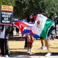 Un juez federal bloquea las multas de Trump a inmigrantes por no salir del país