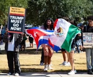 Un juez federal bloquea las multas de Trump a inmigrantes por no salir del país