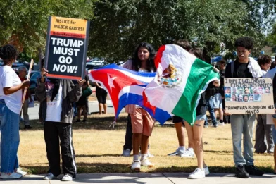 Un juez federal bloquea las multas de Trump a inmigrantes por no salir del país