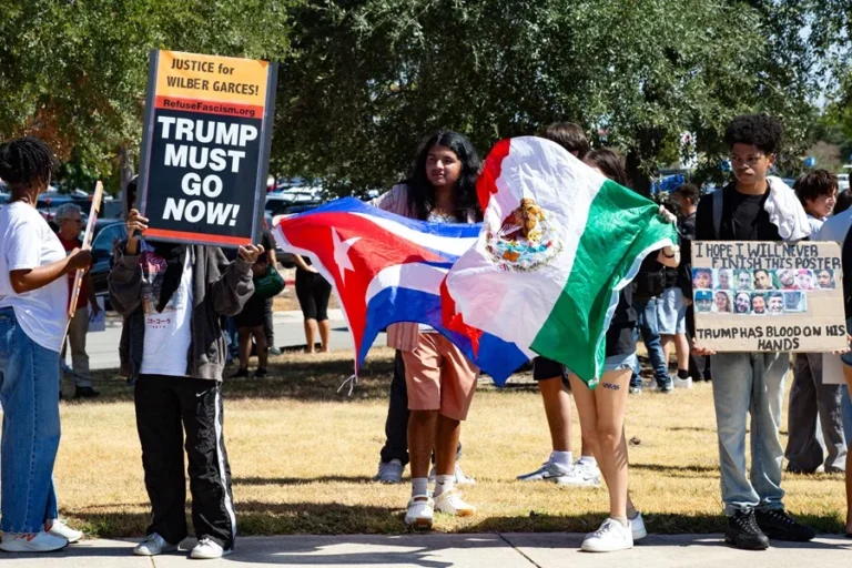 Un juez federal bloquea las multas de Trump a inmigrantes por no salir del país