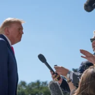 Familias demandan a Trump por restricciones a terapia género bajo Medicaid