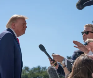 Familias demandan a Trump por restricciones a terapia género bajo Medicaid