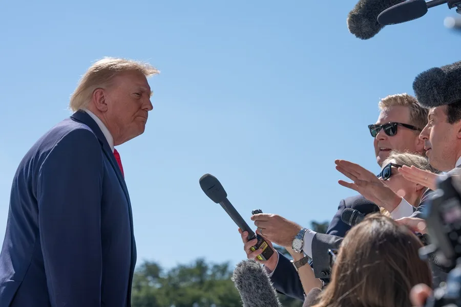 Familias demandan a Trump por restricciones a terapia género bajo Medicaid