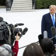 La Casa Blanca mantiene su veto a medios a la espera de la decisión judicial