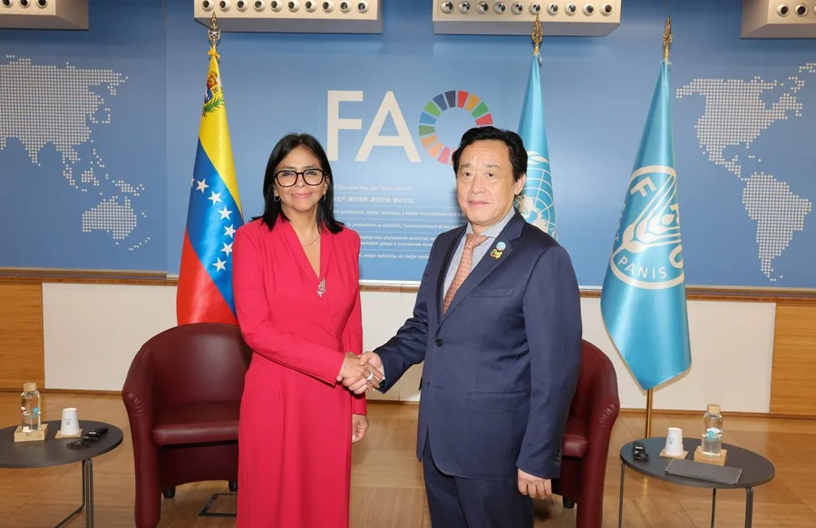 Delcy Rodríguez habla de seguridad alimentaria mundial con el director general de la FAO