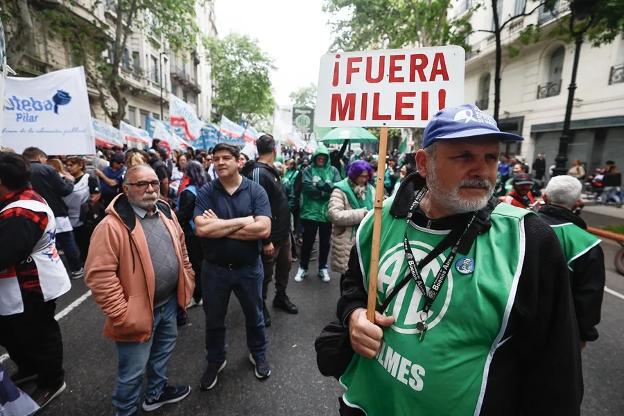 Policía reprime protestas en Argentina contra Milei con gases lacrimógenos y chorros de agua 1 | Noticias de hoy en República Dominicana OBJ 20261015T163914S0006I 1 1 1 43 3 1 | Noticias de hoy en De Último Minuto