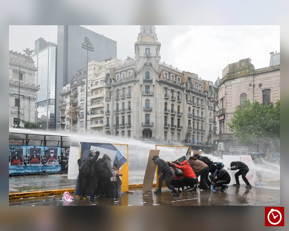 Policía reprime protestas en Argentina contra Milei con gases lacrimógenos y chorros de agua