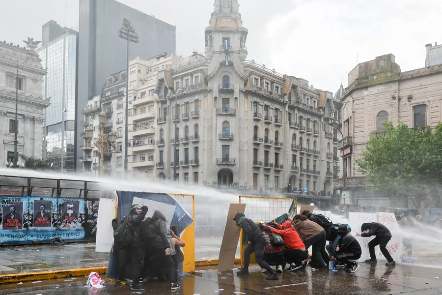 Policía reprime protestas en Argentina contra Milei con gases lacrimógenos y chorros de agua