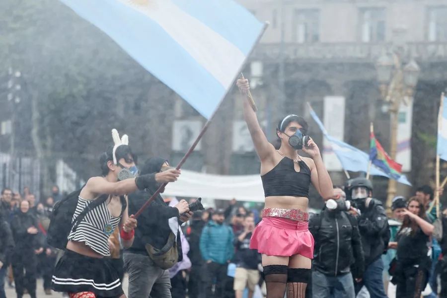 Policía reprime protestas en Argentina contra Milei con gases lacrimógenos y chorros de agua 2 | Noticias de hoy en República Dominicana OBJ 20261015T190926S0012I 1 1 1 43 3 1 | Noticias de hoy en De Último Minuto