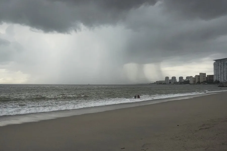 Huracán Trudy avanza hacia las costas de México con lluvias torrenciales y oleaje de hasta siete metros