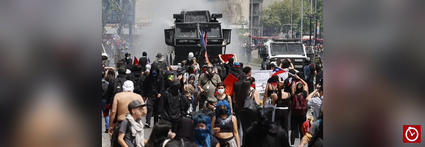 Miles marchan en Chile para conmemorar el estallido y protestar contra recortes de Kast