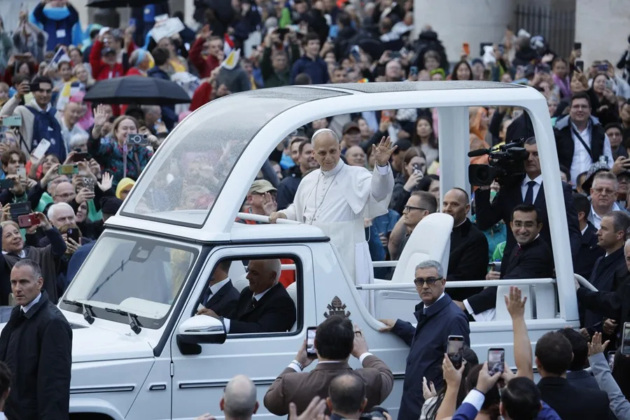 El papa León XIV no necesitará tratamiento tras extirparle el cáncer en el pulmón 2 | Noticias de hoy en República Dominicana PAPA AUDIENCIA POSOPERACION 3 1 | Noticias de hoy en De Último Minuto