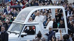 El papa retoma las audiencias y se vuelve a subir al papamóvil tras su operación