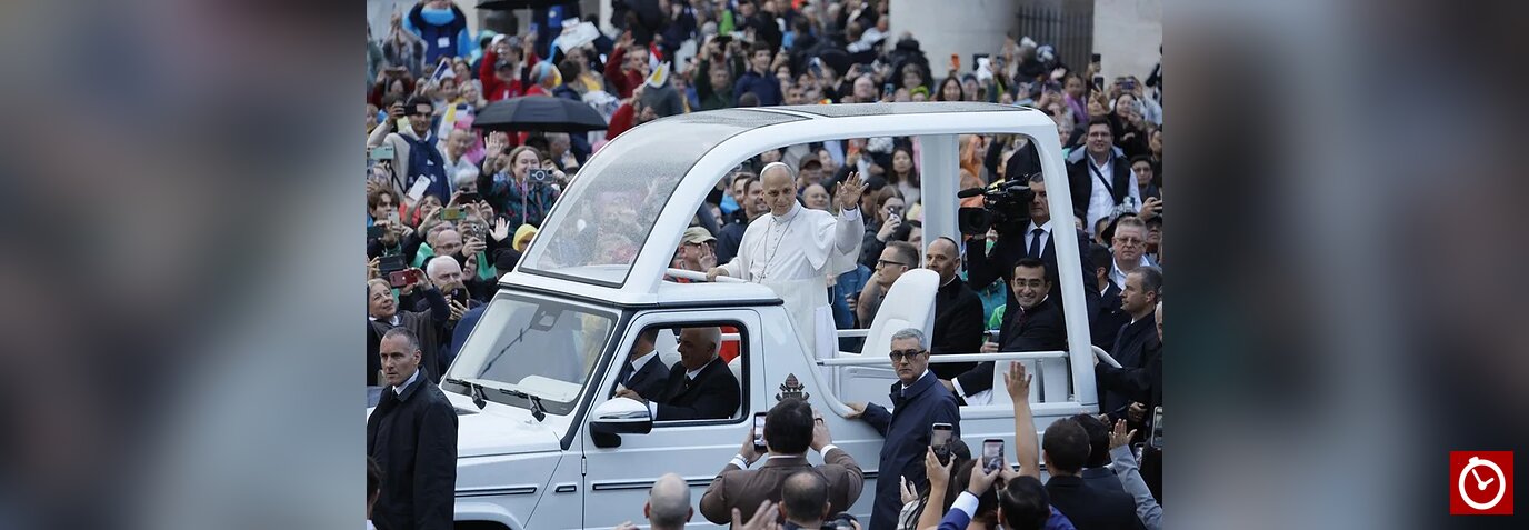 El papa retoma las audiencias y se vuelve a subir al papamóvil tras su operación