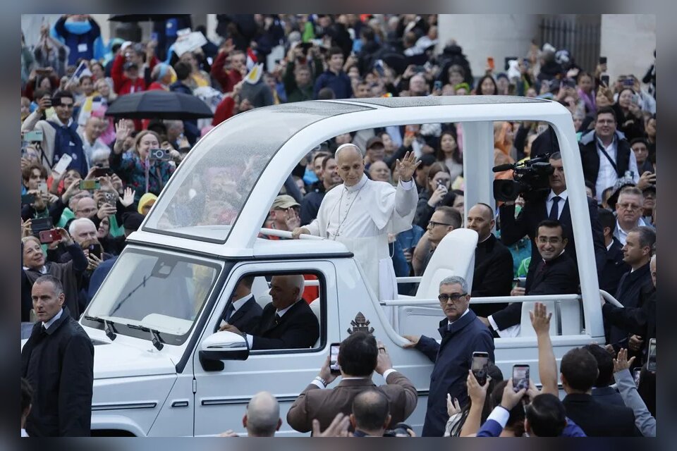 El papa retoma las audiencias y se vuelve a subir al papamóvil tras su operación