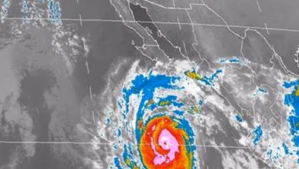Huracán Simón sube a categoría 2 pero su estructura limitará efectos en costas mexicanas