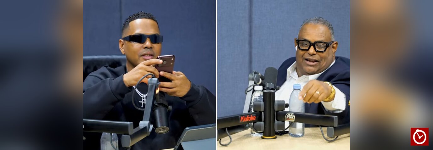 Santiago Matías, conocido como Alofoke, junto a su padre, el locutor Santiago Matías Rojas, conocido como Don Santi, durante una transmisión de Alofoke Radio Show.